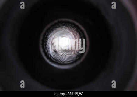 Suchen rifling/gezogenen Lauf der 6 Zoll (152 mm) Gewehr auf HMS M.33; ein britischer M29 Klasse Monitor Weltkrieg Kriegsschiff. Portsmouth Historic Dockyard UK Stockfoto