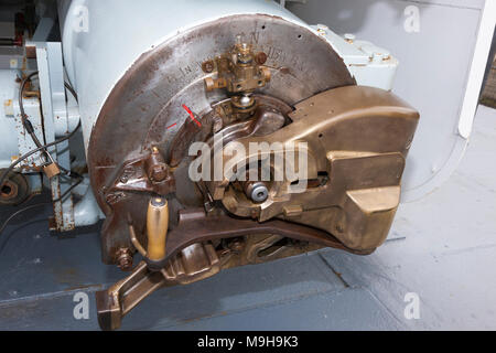Hinterteil auf einem der Kabel 6 Zoll (152 mm) Gewehre von HMS M.33; ein britischer M29 Klasse Monitor Kriegsschiff aus der Zeit des Ersten Weltkriegs Portsmouth Historic Dockyard. Das VEREINIGTE KÖNIGREICH (95) Stockfoto