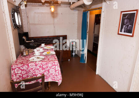 Die Quartiere der Offiziere an Bord der HMS M33/M33. Eines der drei verbleibenden britischen Kriegsschiffe aus der Zeit des Ersten Weltkriegs Portsmouth Historic Dockyard. Portsmouth, Großbritannien. (95) Stockfoto