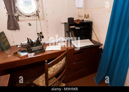 Die Quartiere der Offiziere an Bord der HMS M33/M33. Eines der drei verbleibenden britischen Kriegsschiffe aus der Zeit des Ersten Weltkriegs Portsmouth Historic Dockyard. Portsmouth, Großbritannien. (95) Stockfoto