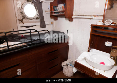 Die Quartiere der Offiziere an Bord der HMS M33/M33. Eines der drei verbleibenden britischen Kriegsschiffe aus der Zeit des Ersten Weltkriegs Portsmouth Historic Dockyard. Portsmouth, Großbritannien. (95) Stockfoto