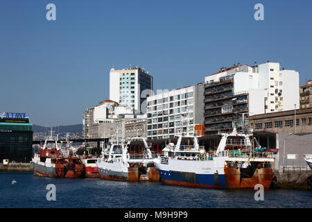 Fischerboote im Hafen, eine laxe Commercial Center im linken Hintergrund, Vigo, Galicia, Spanien Stockfoto