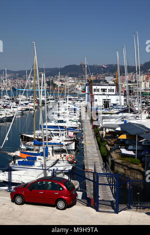 Yachten und Segelboote im Jachthafen, Vigo, Galicia, Spanien günstig Stockfoto