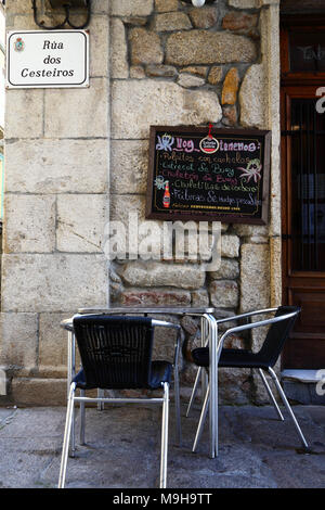 Menü hängen an der Wand außerhalb Cafe in der Casco Viejo/Historische Altstadt, Vigo, Galicia, Spanien Stockfoto