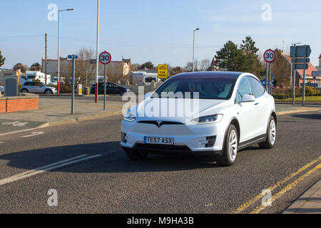 2017 Tesla Model X90D bei der North-West Supercar Veranstaltung als Autos und Touristen im Küstenort ankommen. Autos sind von Stoßstange zu Stoßstange an der Strandpromenade als Oldtimer-Enthusiasten, die Tag für Tag fahren. Stockfoto