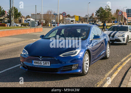 2016 TESLA Model S 60 beim North-West Supercar Event als Autos und Touristen an einem warmen Frühlingstag im Küstenort Southport ankommen. Supercars sind von Stoßstange zu Stoßstange an der Strandpromenade, während Liebhaber von Oldtimern und Oldtimern einen Tag lang fahren. Stockfoto