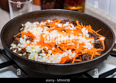 Rinderragout mit Gemüse in der Pfanne Stockfoto