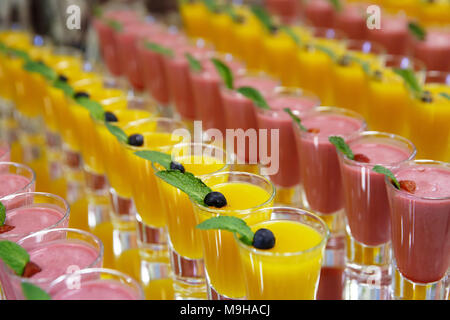 Catring farbigen Früchten mousse Dessert im Glas auf Spiegel backgroung Stockfoto