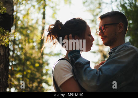 Eine schöne, junge Paar Küssen im Wald Stockfoto