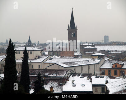 Die schneebedeckten Dächer von Verona am Tag eines Winter Stockfoto