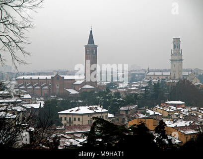 Die schneebedeckten Dächer von Verona am Tag eines Winter Stockfoto