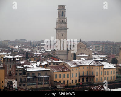 Die schneebedeckten Dächer von Verona am Tag eines Winter Stockfoto