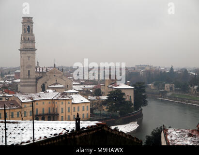 Die schneebedeckten Dächer von Verona am Tag eines Winter Stockfoto