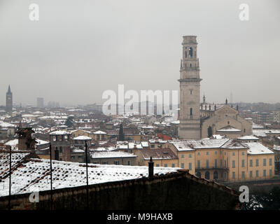 Die schneebedeckten Dächer von Verona am Tag eines Winter Stockfoto