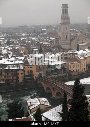 Die schneebedeckten Dächer von Verona am Tag eines Winter Stockfoto