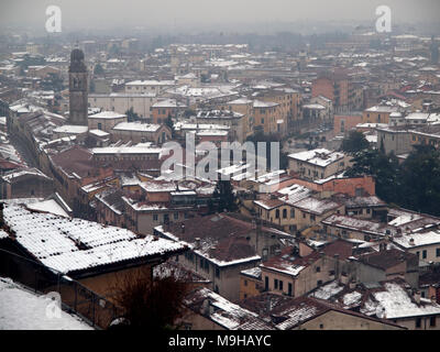 Die schneebedeckten Dächer von Verona am Tag eines Winter Stockfoto