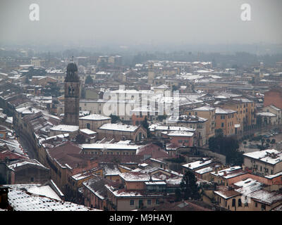 Die schneebedeckten Dächer von Verona am Tag eines Winter Stockfoto