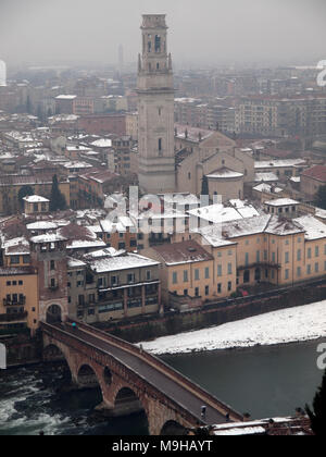 Die schneebedeckten Dächer von Verona am Tag eines Winter Stockfoto