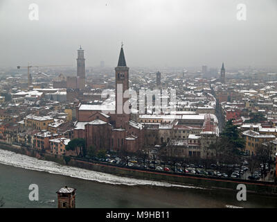 Die schneebedeckten Dächer von Verona am Tag eines Winter Stockfoto