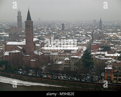 Die schneebedeckten Dächer von Verona am Tag eines Winter Stockfoto