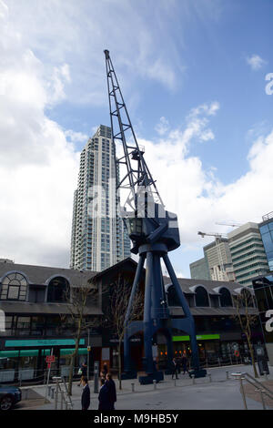 Kran am Hafen in London Stockfoto