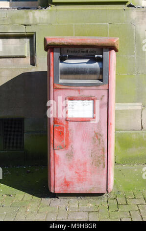 Verblasste Royal Mail Post Box für frankierte Post Stockfoto