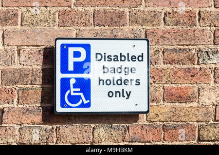 Auf Mauer auf dem Parkplatz nur Parkplätze für Behinderte Behindertenausweis Zeichen Stockfoto