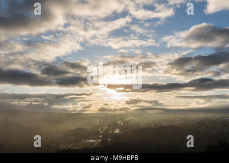 Misty sonnenaufgang Blick auf Santa Susana Pass State Historic Park in San Fernando Valley Gegend von Los Angeles, Kalifornien. Stockfoto