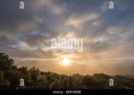 Sonnenaufgang Blick von Santa Susana Pass State Historic Park in San Fernando Valley Gegend von Los Angeles, Kalifornien. Stockfoto