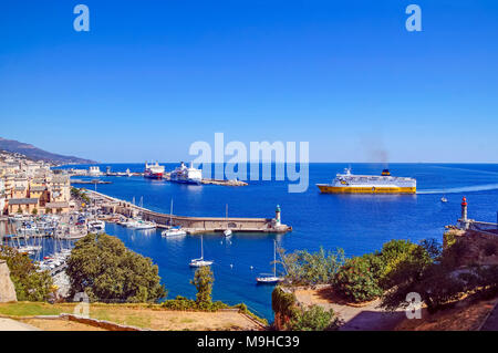 Korsika Fähren Korsika Marina Seconda kommt im Hafen von Bastia Korsika Frankreich Europa mit MOBY Zaza und Pascal Paoli links Stockfoto