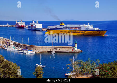 Corsica Sardinia Ferries Mega Express 5 kehrt in den Hafen von Bastia in Bastia Korsika Frankreich Europa mit MOBY Zaza und Pascal Paoli links Stockfoto