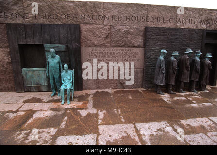 WASHINGTON, DC, USA - 1997/04/23: Die ländlichen Paar, Links, und Existenzminimum, rechts, von dem Bildhauer Georg Segal an der Franklin Delano Roosevelt Memorial während des Gedenkens und Enthüllung der Site April 23, 1997, Washington, DC erstellt. (Foto von Richard Ellis) Stockfoto