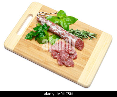 Getrocknet in Scheiben geschnitten Bio salami Wurst auf Holz Schneidebrett Stockfoto