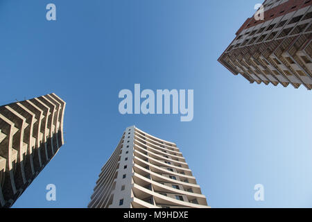 Modernes Apartment Gebäude an einem sonnigen Tag mit einem blauen Himmel. Fassade ein modernes Apartmentgebäude. Stockfoto