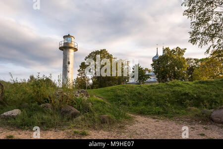 Leuchtturm und Kirche in Nina Dorf, Estland. Die malerischen Leuchtturm und Kirche sind auf der Chudskoe Peipus See. Stockfoto