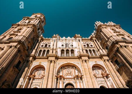 Malaga, Spanien. Fassade Wand der Glockenturm der Kathedrale der Menschwerdung. Das Wahrzeichen der Stadt. Stockfoto