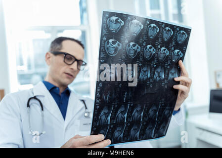 In der Nähe von MRT in die Hände eines professionellen Neurologe Scan Stockfoto