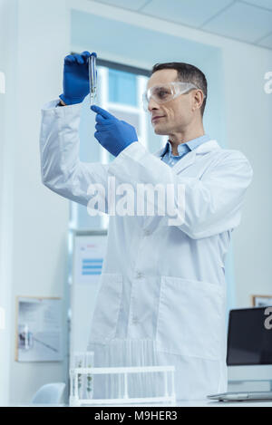 Professionelle Wissenschaftler ein Reagenzglas Stockfoto