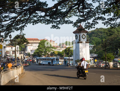 Fahrzeugen, die auf der Straße in der Nähe von Kandy Clock Tower, Kandy, Sri Lanka, Asien. Stockfoto