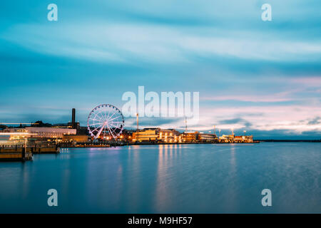 Helsinki, Finnland. Blick auf den Bahndamm mit Riesenrad am Abend Nacht Illuminationen. Stockfoto