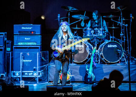 Norwegen, Oslo - März 24., 2018. Die G3 Gitarre Konzert Tour erreicht Oslo Konserthus. Hier Gitarristen Uli Jon Roth zu sehen ist live auf der Bühne. (Foto: Gonzales Foto - Terje Dokken). Stockfoto