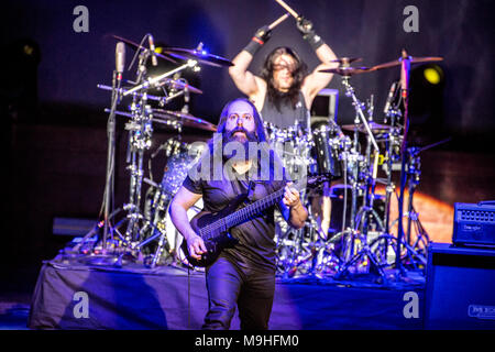 Norwegen, Oslo - März 24., 2018. Die G3 Gitarre Konzert Tour erreicht Oslo Konserthus. Hier Gitarrist John Petrucci ist live auf der Bühne gesehen. (Foto: Gonzales Foto - Terje Dokken). Stockfoto