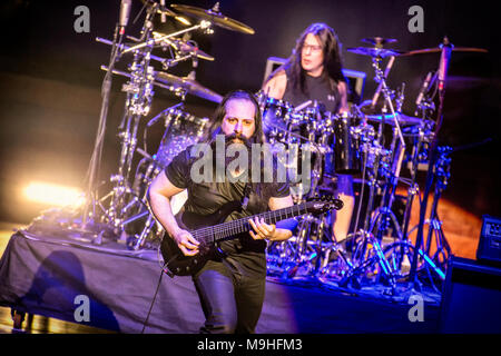 Norwegen, Oslo - März 24., 2018. Die G3 Gitarre Konzert Tour erreicht Oslo Konserthus. Hier Gitarrist John Petrucci ist live auf der Bühne gesehen. (Foto: Gonzales Foto - Terje Dokken). Stockfoto