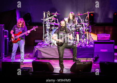 Norwegen, Oslo - März 24., 2018. Die G3 Gitarre Konzert Tour erreicht Oslo Konserthus. Hier Gitarrist John Petrucci ist live auf der Bühne gesehen. (Foto: Gonzales Foto - Terje Dokken). Stockfoto