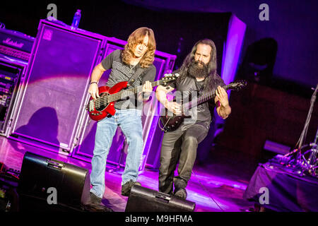 Norwegen, Oslo - März 24., 2018. Die G3 Gitarre Konzert Tour erreicht Oslo Konserthus. Hier Gitarrist John Petrucci (R) zu sehen ist, live auf der Bühne. (Foto: Gonzales Foto - Terje Dokken). Stockfoto