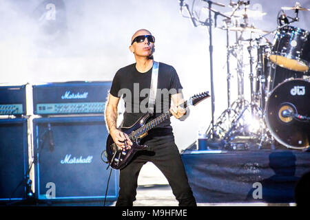 Norwegen, Oslo - März 24., 2018. Die G3 Gitarre Konzert Tour erreicht Oslo Konserthus. Hier Gitarrist Joe Satriani live auf der Bühne zu sehen ist. (Foto: Gonzales Foto - Terje Dokken). Stockfoto