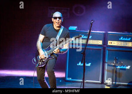 Norwegen, Oslo - März 24., 2018. Die G3 Gitarre Konzert Tour erreicht Oslo Konserthus. Hier Gitarrist Joe Satriani live auf der Bühne zu sehen ist. (Foto: Gonzales Foto - Terje Dokken). Stockfoto