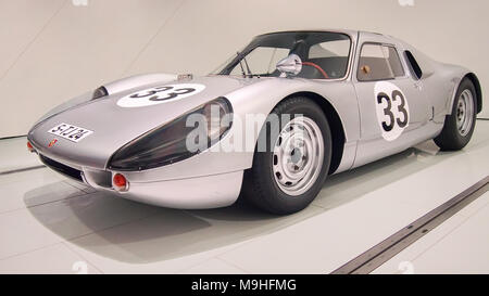 STUTTGART, DEUTSCHLAND - 7. APRIL 2017: Silber 1964 Porsche 904 Carrera GTS im Porsche Museum Stockfoto