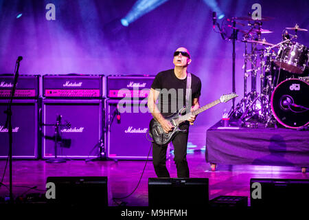 Norwegen, Oslo - März 24., 2018. Die G3 Gitarre Konzert Tour erreicht Oslo Konserthus. Hier Gitarrist Joe Satriani live auf der Bühne zu sehen ist. (Foto: Gonzales Foto - Terje Dokken). Stockfoto