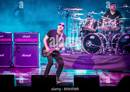 Norwegen, Oslo - März 24., 2018. Die G3 Gitarre Konzert Tour erreicht Oslo Konserthus. Hier Gitarrist Joe Satriani live auf der Bühne zu sehen ist. (Foto: Gonzales Foto - Terje Dokken). Stockfoto